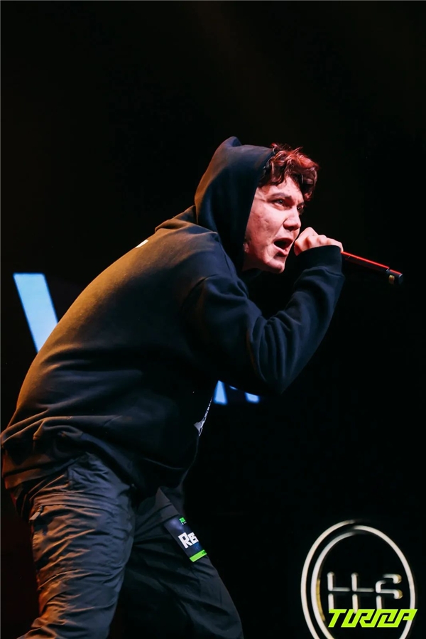 金年会app包含勒沃库森训练开放日，今晨队长鼓劲引欢呼，社区盾在即，资深球员宣示担当的词条